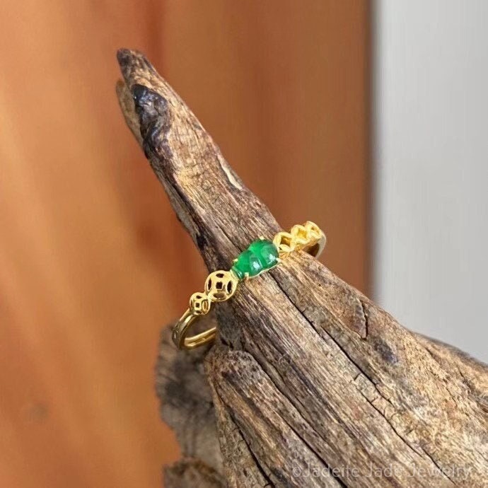 Winzig Grüner Jade East West Flaschenkürbis Stapelring, Horizontaler Wu Lou Promise Ring, Geld Münze Feng Shui Hu Lu Glück Stapelbares Band Winzig Grüner Jade East West Flaschenkürbis Stapelring, Horizontaler Wu Lou Promise Ring, Geld Münze Feng Shui Hu Lu Glück Stapelbares Band von JadeiteJadeJewelry