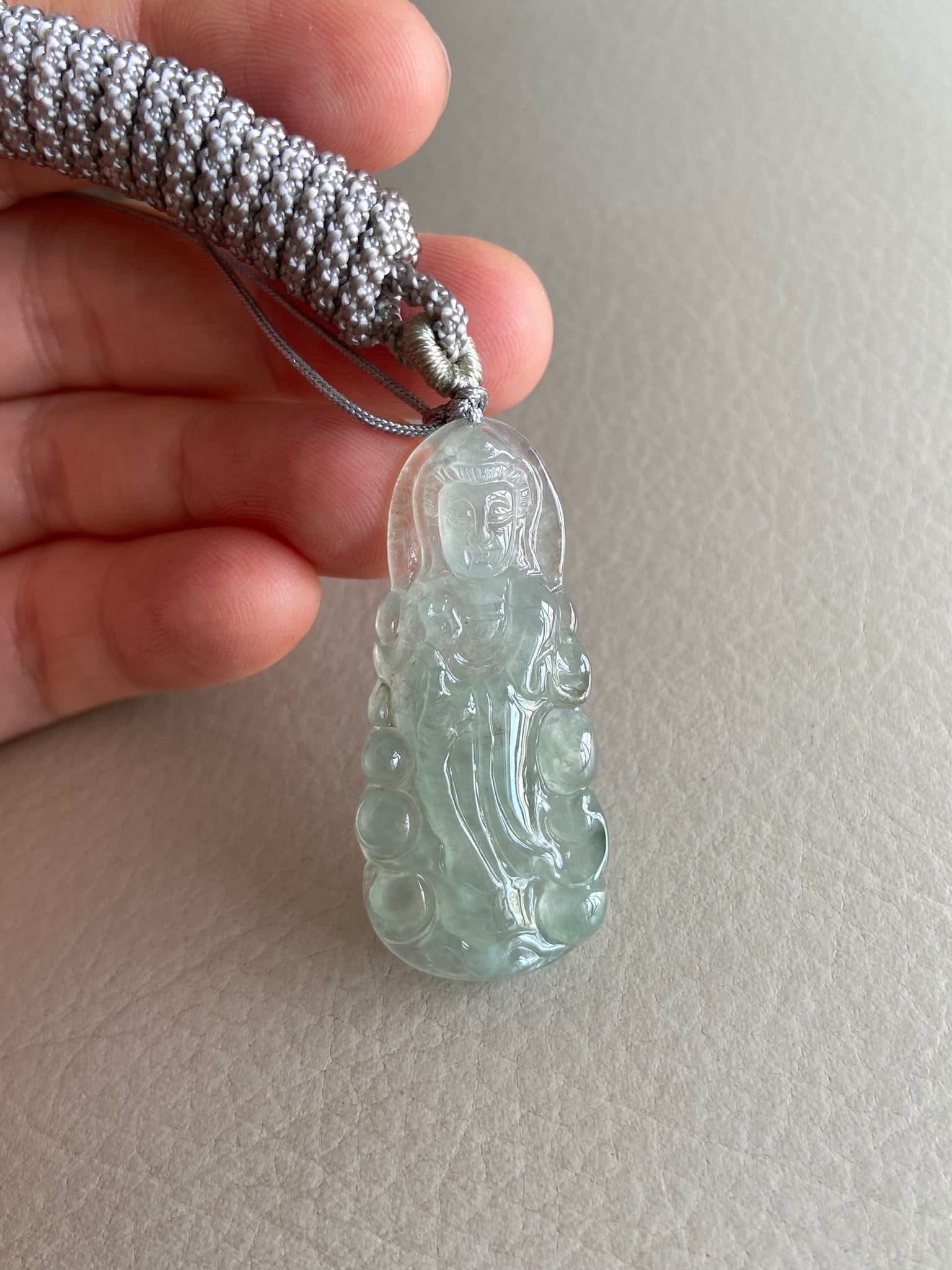 Guan Yin | 觀音 Jadeit Jade Anhänger, Hellgrün, Natürliche Grade A Zertifiziert, Burma Edelsteine, Schmuck, Halskette von JadeiteRoom