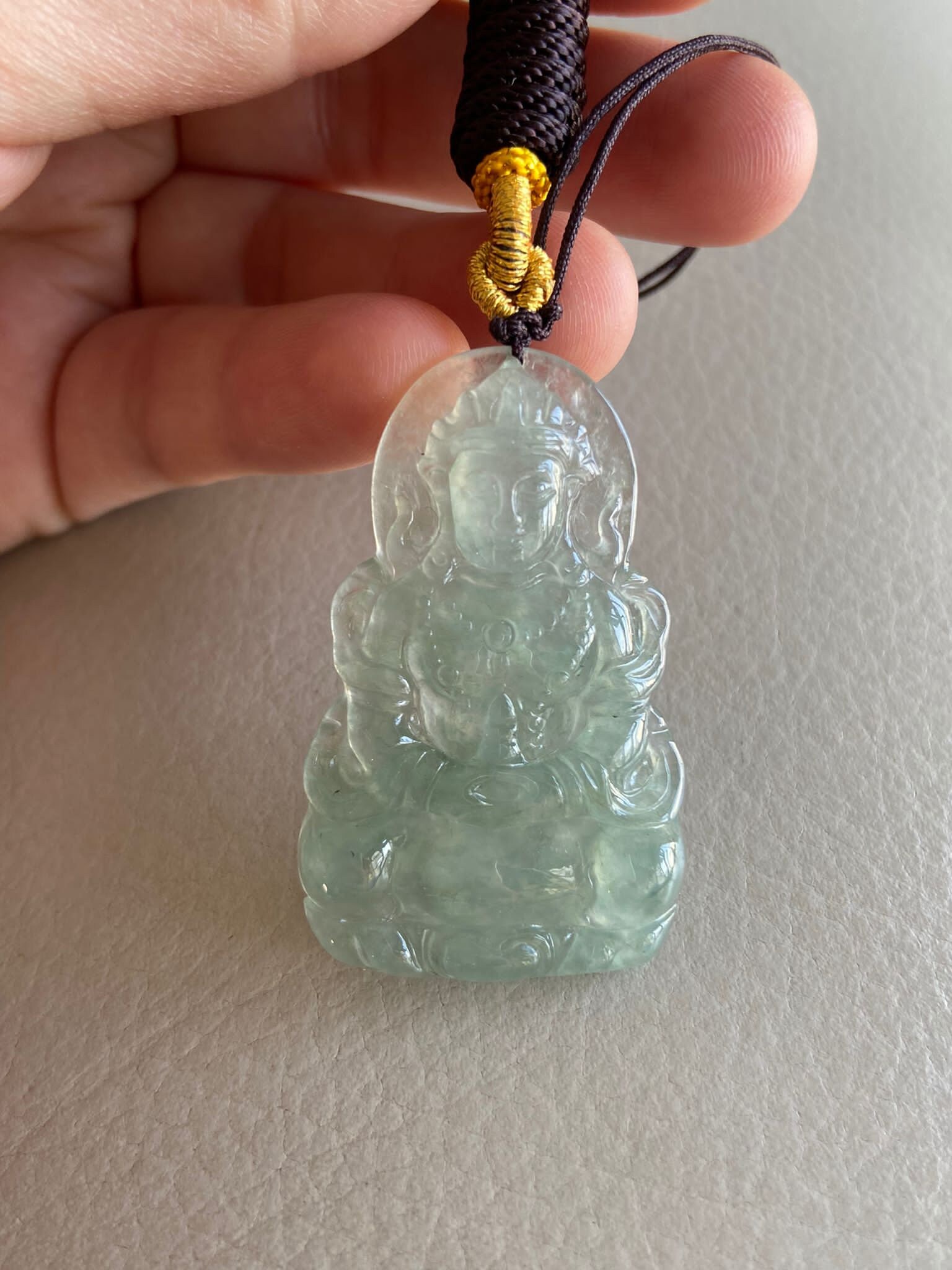 Guan Yin | 觀音 Jadeit Jade Anhänger, Hellgrün, Natürliche Grade A Zertifiziert, Burma Edelsteine, Schmuck, Halskette von JadeiteRoom