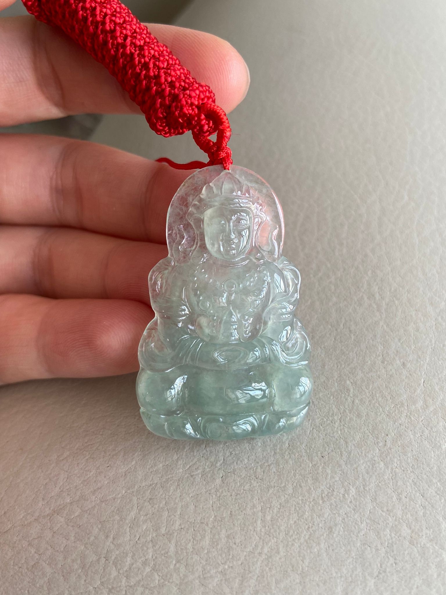 Guan Yin | 觀音 Jadeit Jade Anhänger, Hellgrün, Natürliche Grade A Zertifiziert, Burma Edelsteine, Schmuck, Halskette von JadeiteRoom