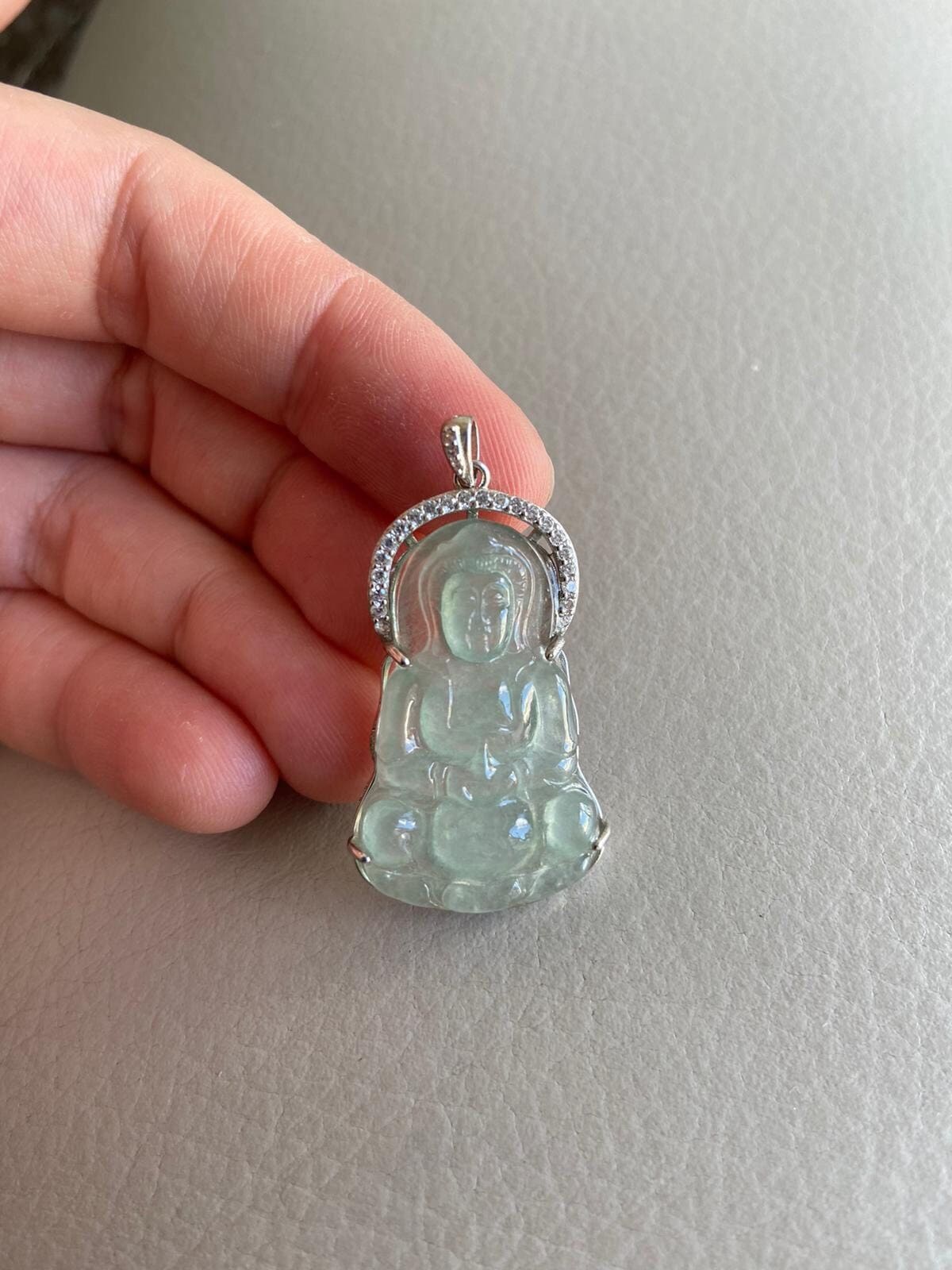 Guanyin | 觀音 Jadeit Jade Anhänger, Hellgrün, Mit 925 Silber Platte, Natürlich Grade A Zertifiziert, Burmese Edelsteine Schmuck, Halskette von JadeiteRoom