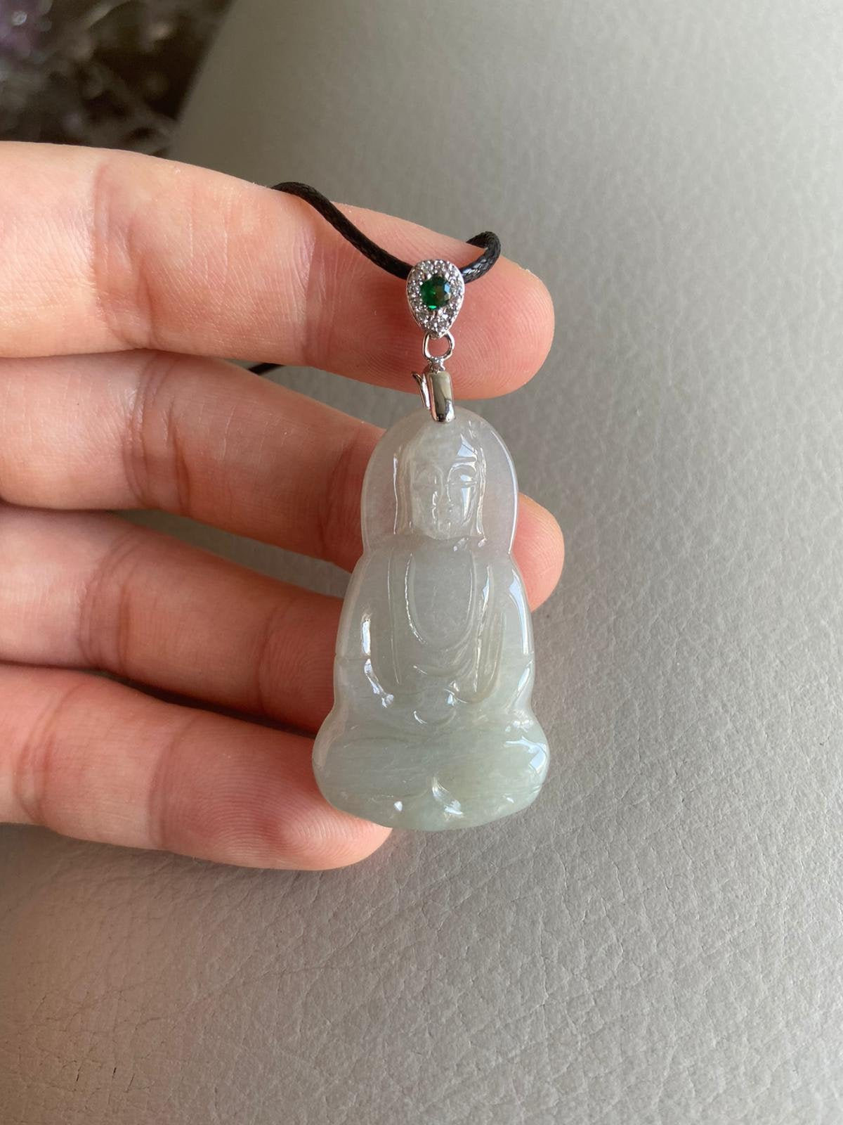 Guanyin | 觀音 Jadeit Jade Anhänger, Hellgrün, Naturqualität A Zertifiziert, Burmese Edelsteine Schmuck, Halskette von JadeiteRoom