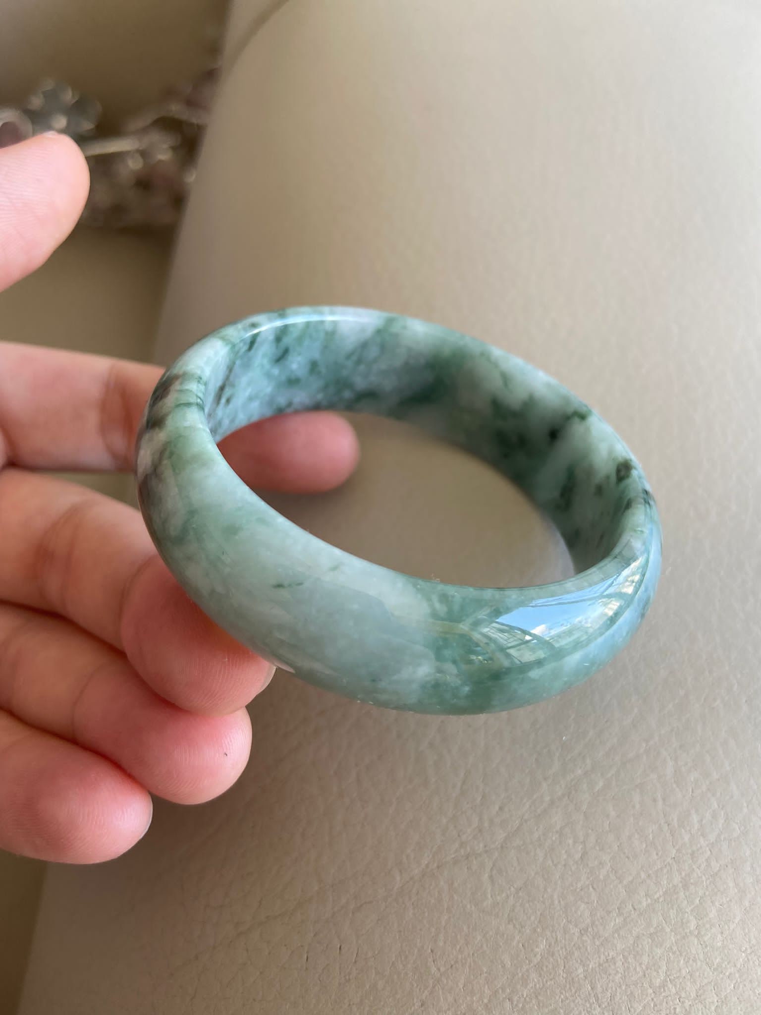 Jade Armreif 54.0 Mm, Runde Form, Hellgrün, Jadeit Armband, Zertifizierte Klasse A, Burma Edelsteine, Antiker Schmuck Jade Armreif 54.0 Mm, Runde Form, Hellgrün, Jadeit Armband, Zertifizierte Klasse A, Burma Edelsteine, Antiker Schmuck von JadeiteRoom