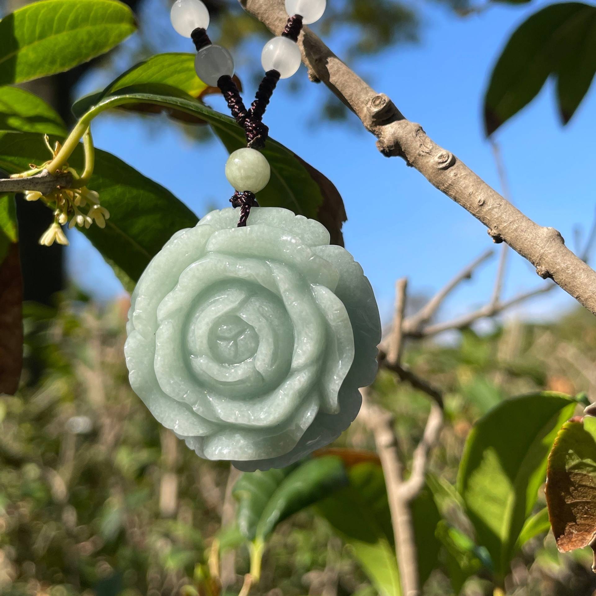 Echte Jade Blume Rose Halskette, Licht Grüne Pflanze Blumen Anhänger Charme, Nette Glücksstein Typ A Jadeit Carving Schmuck Geschenk, Frauen Mädchen von JadeousJade