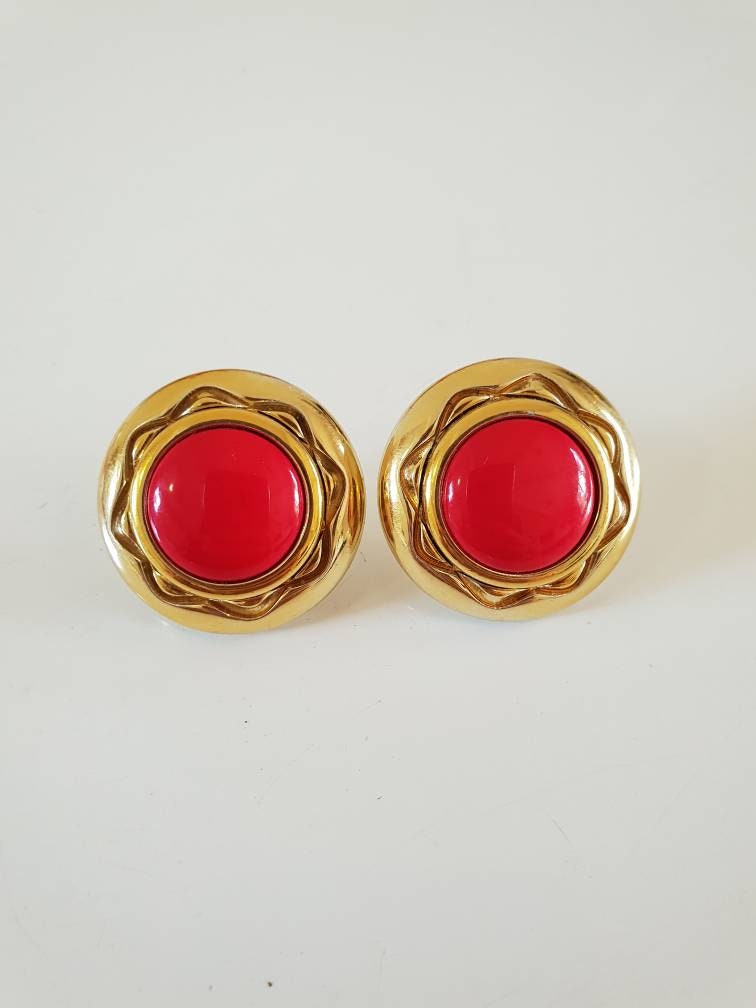 Earings Goldtone/Rot 1980Er Jahre Durchbohrt Earings Goldtone/Rot 1980Er Jahre Durchbohrt von Jadepussycatvitage