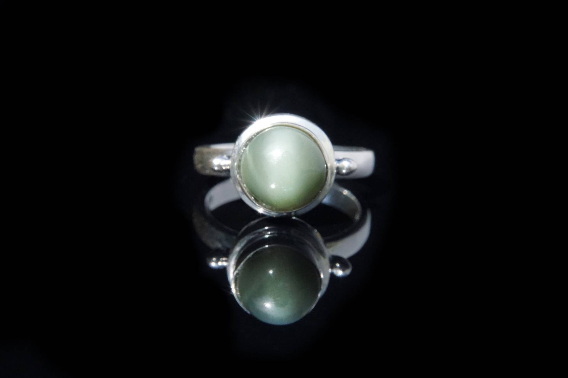 Katzenauge Jade Ring | Seltener Naturstein Chatoyant Nephrit Washington Katzenauge Jade Ring | Seltener Naturstein Chatoyant Nephrit Washington von JadesofWashington