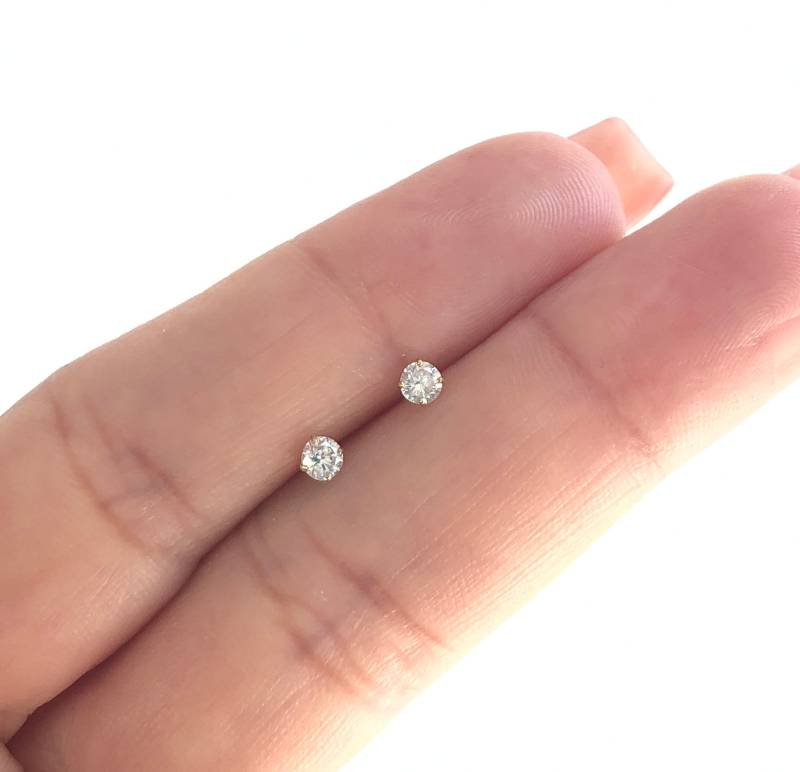 10K Gold Ohrstecker. Zierliche 3mm Runde Hochwertige Cz Zarte Ohrringe von Jadorelli