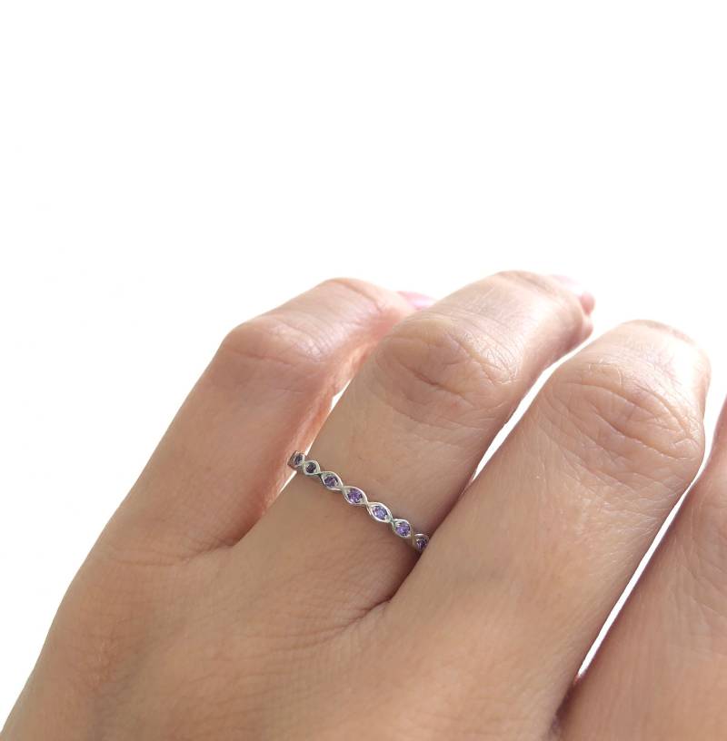Amethyst Ring. Zierlicher Hochzeit Amethyst-Ring Aus Sterlingsilber. Februar Geburtsstein Eternity Bandring von Jadorelli