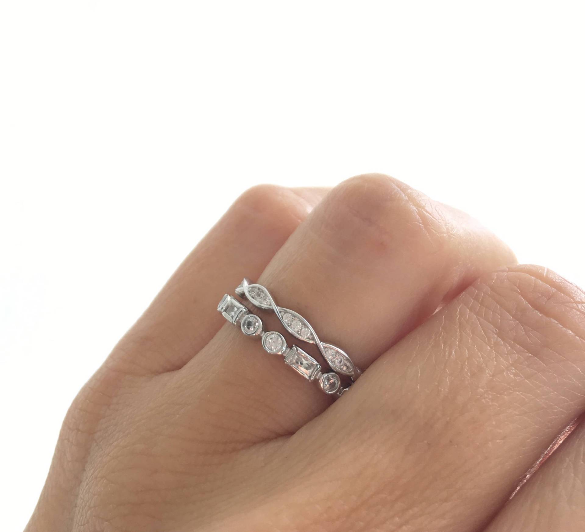 Art Deco Trauring-Set. Sterling Silber Und Swirl Band Set. Vintage Eheringe. Stapelringe in Einem Luxus-Geschenkbox Verpackt Art Deco Trauring-Set. Sterling Silber Und Swirl Band Set. Vintage Eheringe. Stapelringe in Einem Luxus-Geschenkbox Verpackt von Jadorelli