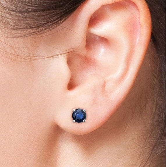 Blaue Saphir Ohrstecker. Sterling Silber September Birthstone Ohrringe. Edelstein-Ohrringe. Korb Runde von Jadorelli