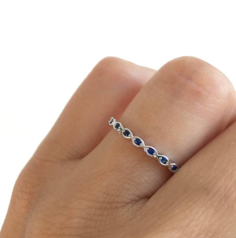 Blauer Saphir Eternity Band. Evil Eye Ring. Blau Cz Sterling Silber 2mm Stapelring von Jadorelli