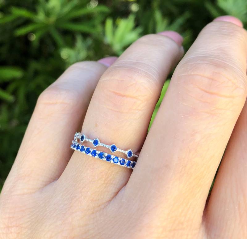 Blauer Saphir Ring Set. Sterling Silber Blau Full Eternity Bänder. Stapelbare Ringe. September Geburtsstein Ring. Größen 3-10 von Jadorelli