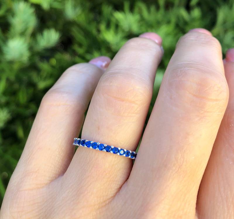 Blaues Saphir Eternity Band. Sterling Silber Ring. Edelstein September Geburtsstein Größen 2-12 von Jadorelli