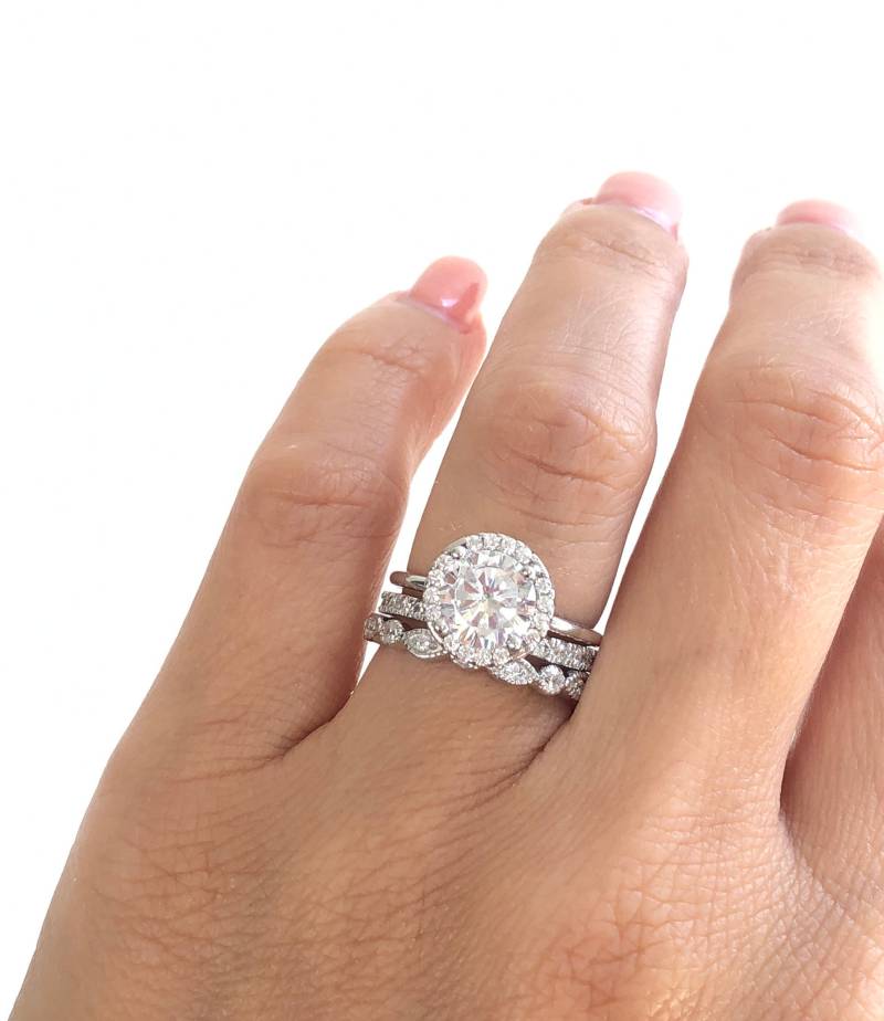 Ehering Set. Brautringe. Sterling Silber Jubiläumsringe. Rund Geschliffener Halo Ring Mit Full Eternity Band Und Art Deco Band von Jadorelli