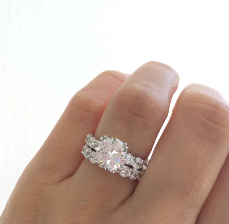 Ehering Set. Feiner Rundschliff Solitär Ring. Ehering. Runder Akzentuierter Solitärring, Verpackt in Einer Luxuriösen Geschenkbox von Jadorelli