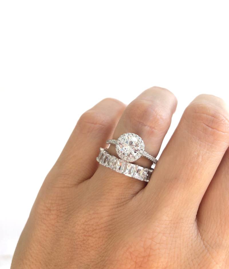 Ehering Set. Sterling Silber Runder Halo Verlobungsring Und Smaragdschliff Ehering. Brautringe. Jubiläumsringe. Trauringe von Jadorelli