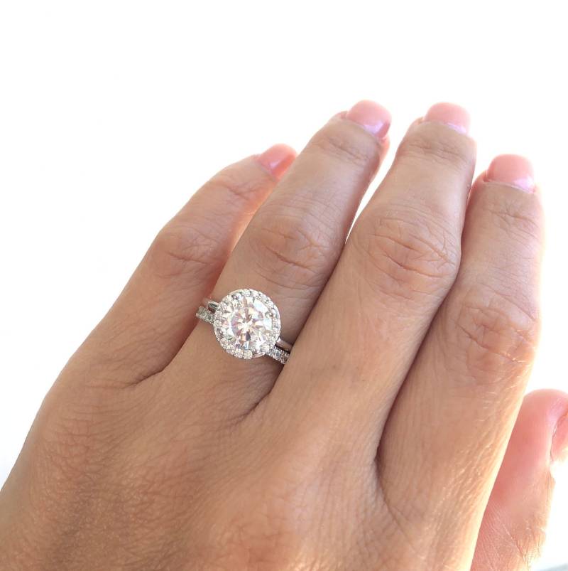 Ehering Set. Sterling Silber Rundschliff Ring. Brautring Runder Heiligenschein Ring Mit Vollem Eternity Band. Hochwertige Trauringe von Jadorelli