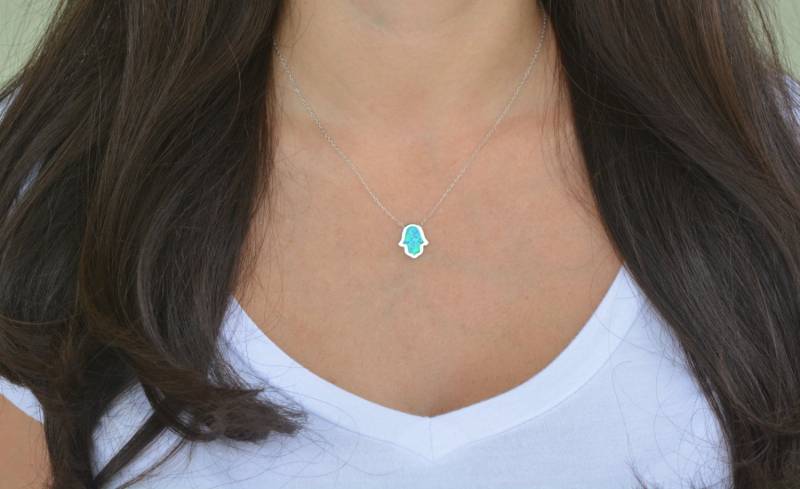 Einzigartiges Design Hochwertige Sterling Silber Blau Opal Hamsa Halskette. Fatima Vergoldete von Jadorelli