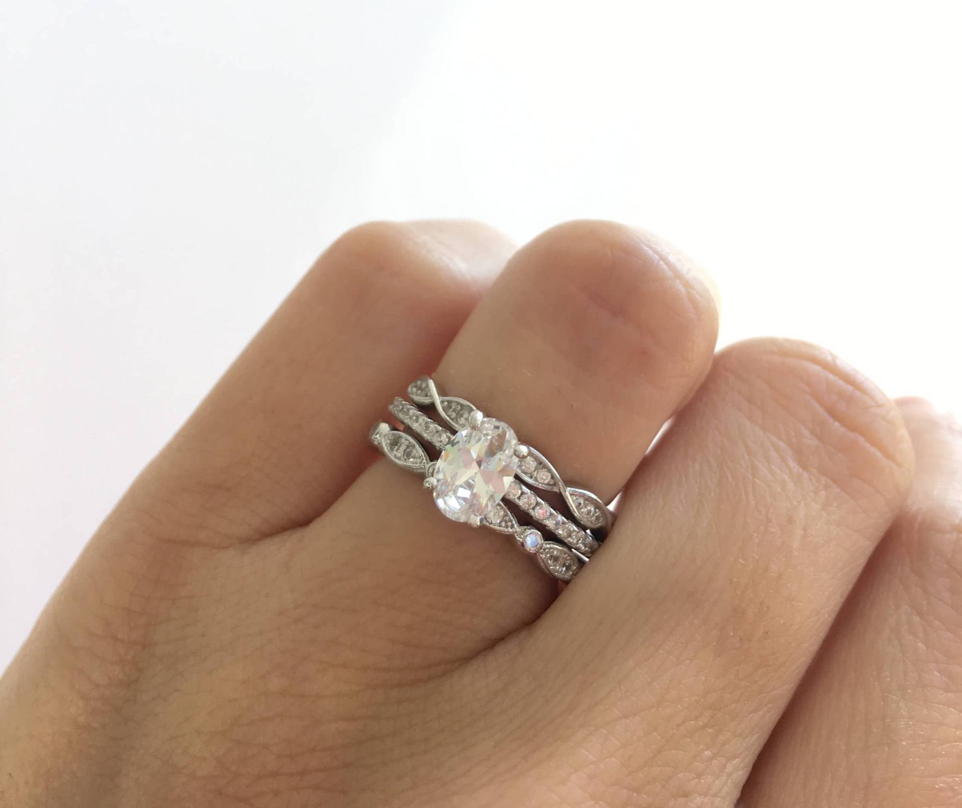 Einzigartiges Ehering Set. Verlobungsring 925 Silber Oval Geschnitten. Brautring Set Mit Art Deco Eheringen Verpackt in Einer Luxuriösen Geschenkbox Einzigartiges Ehering Set. Verlobungsring 925 Silber Oval Geschnitten. Brautring Set Mit Art Deco Eheringen Verpackt in Einer Luxuriösen Geschenkbox von Jadorelli
