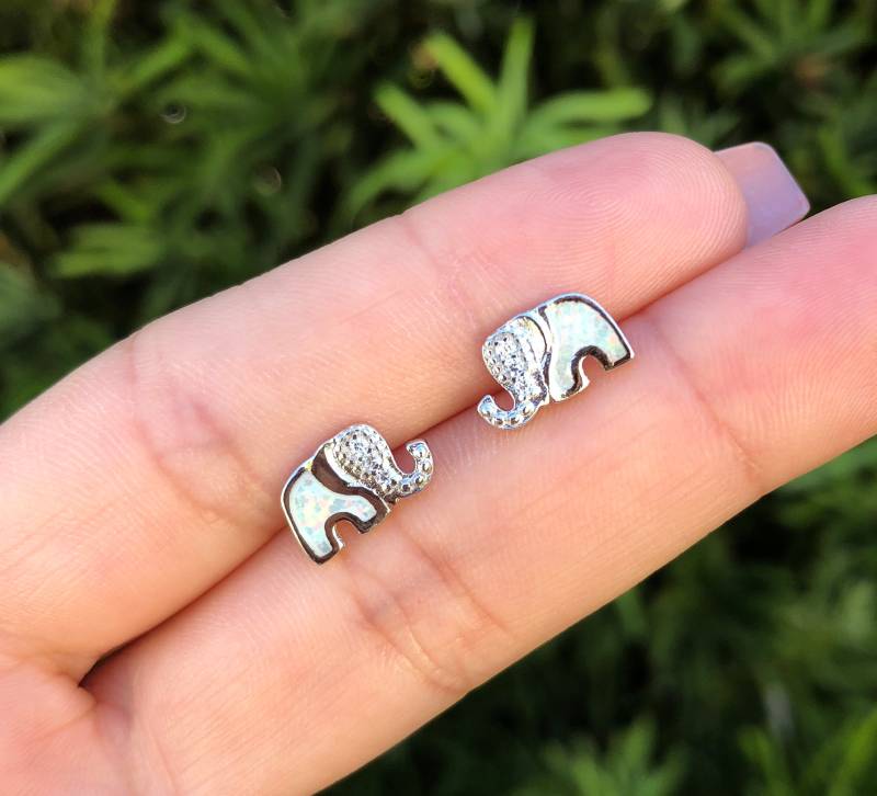 Elefant Ohrringe. Weißer Opal Sterling Silber Elefanten Kleine Mini Elefantenohrringe. Elefant-Bolzen-Ohrringe von Jadorelli