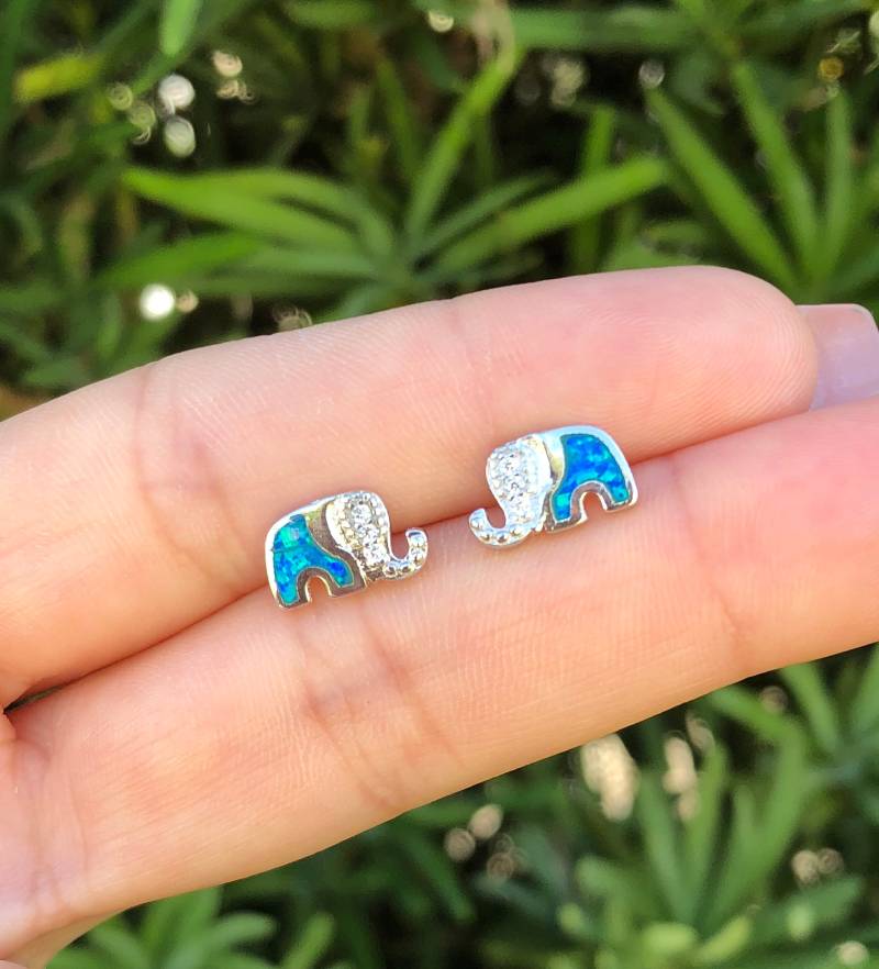 Elefanten Ohrringe. Blauer Opal Sterling Silber Elefant Kleine Mini Ohrstecker von Jadorelli
