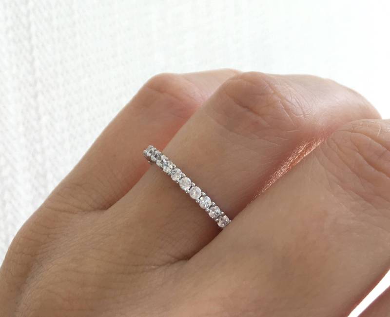 Eternity Ring Aus Sterling Silber. Hochzeit Band Ring. Hochwertiges Cz Band. Silber Stapelring. Gehämmert Rhodium Plated Stapelbare von Jadorelli