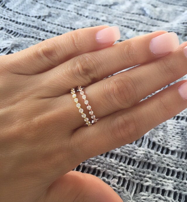 Goldfarbener Runder Memory Ring. Silber Eternety Gold Cz Gummiband. Silbernes Band. Bandring. Stapelbarer Eternity-Band Ringe Goldfarbener Runder Memory Ring. Silber Eternety Gold Cz Gummiband. Silbernes Band. Bandring. Stapelbarer Eternity-Band Ringe von Jadorelli