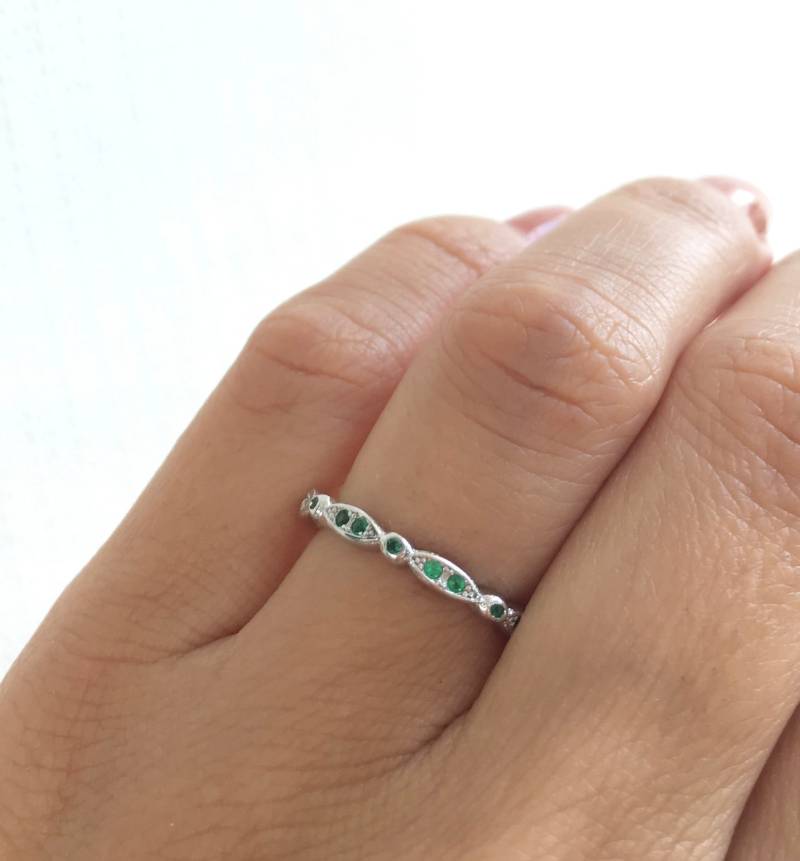 Grüne Smaragd Art-Deco-Ring. Sterling Silber Grüne Simulant Ewigkeit. Ehering. Stapelbar Ring. Birthring Kann von Jadorelli