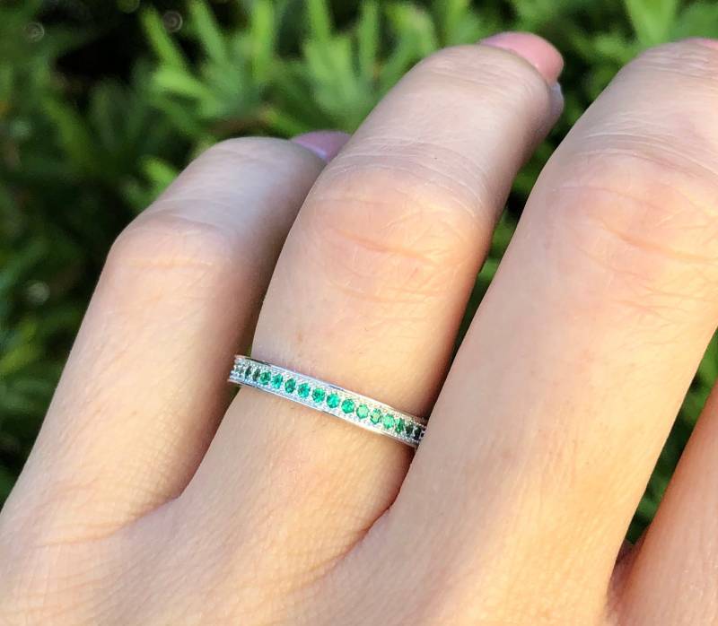 Grüne Smaragd Ewigkeit Band Ring. Mai Birthstone Sterling Silber Band. Größen 4-10 von Jadorelli