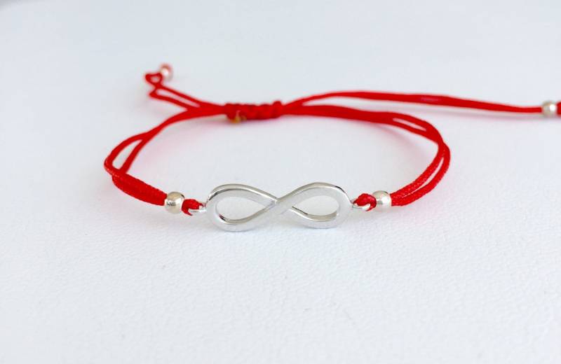 Infinity Armband. Unendlich Silber Rotes Ein Verstellbares Rotes Unendlichkeits-Silberarmband. Trendiges von Jadorelli