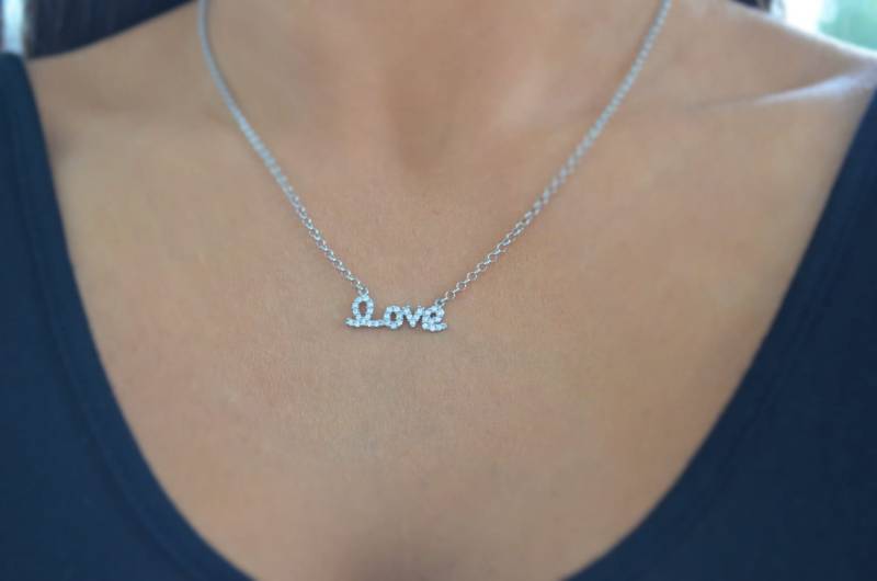 Liebe Halskette. Sterling Silber Monogramm Halskette in Schreibschrift. Kourtney Kardashian von Jadorelli