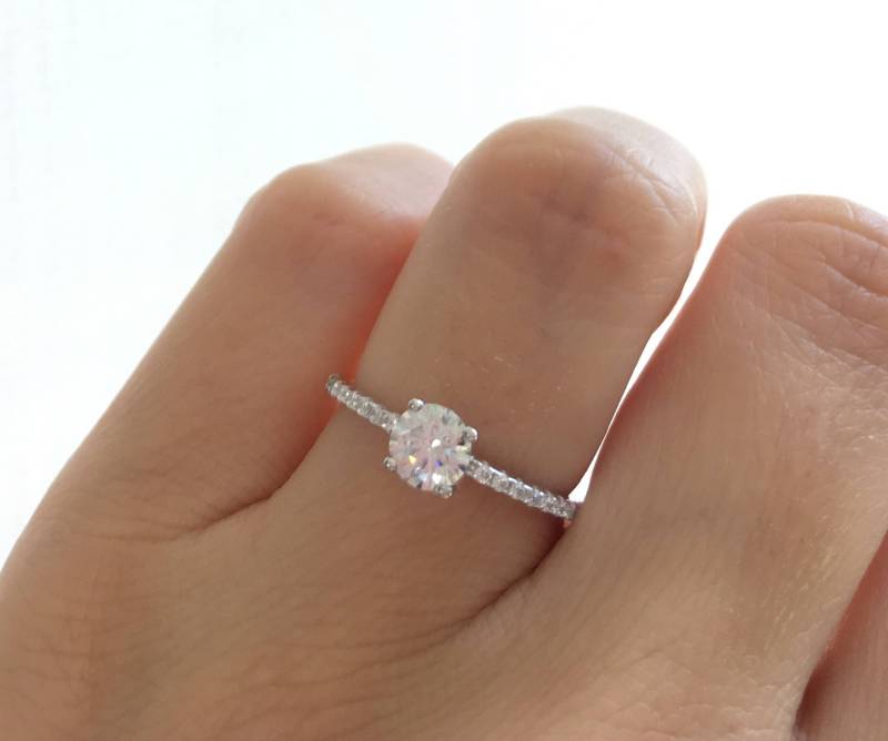 Luxus-Verlobungsring. 5mm Solitär-Ring. Sterling Silber Rhodiniert Verlobungsring. Rund Geschnitten Versprechen Ring von Jadorelli