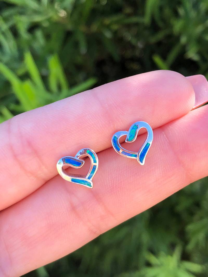 Mini Herz Ohrringe. Ohrstecker. Blaue Opal Sterling Silber Kleine von Jadorelli