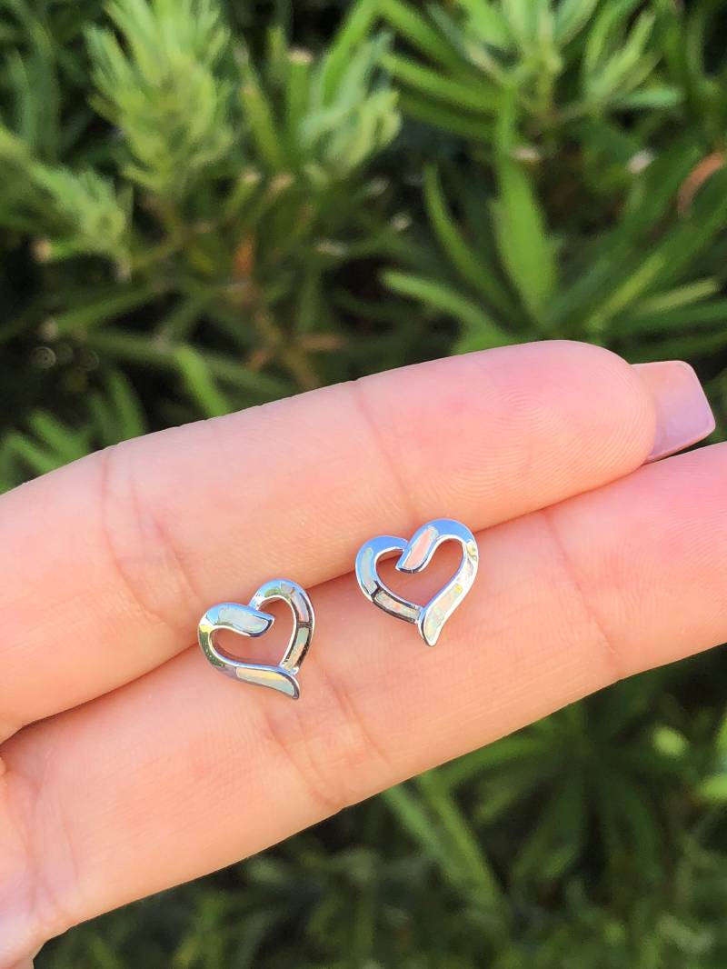 Mini Herz Ohrringe. Ohrstecker. Weiße Opal Sterling Silber Kleine von Jadorelli