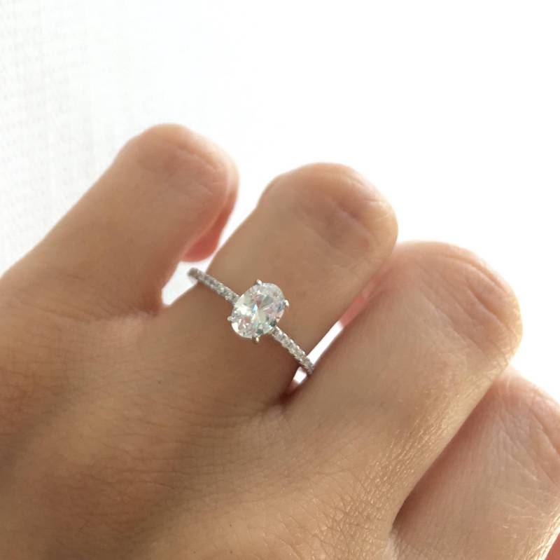 Oval Akzentuierter Solitaire Ring. Hohe Qualität Sterling Silber Verlobungsring. Halb Eternity Rhodium Überzogener Ehering von Jadorelli