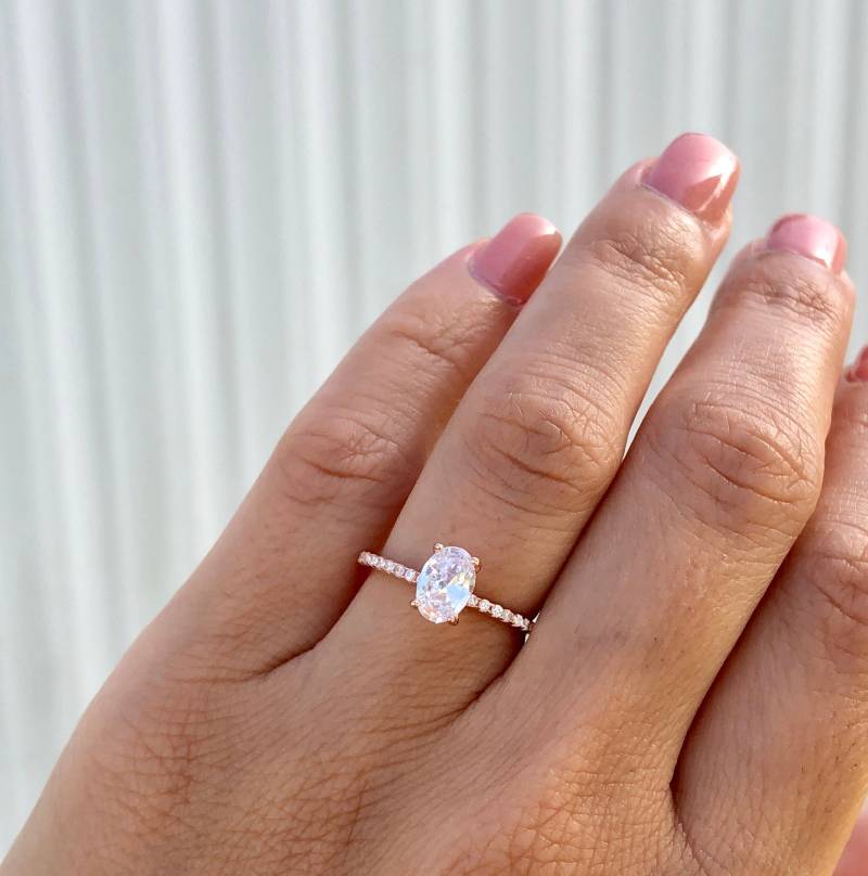 Ovaler Verlobungsring. Hochwertiger Diamant Simulant Versprechensring. Silber Ovaler Ehering. Halber Ewigkeitsring von Jadorelli