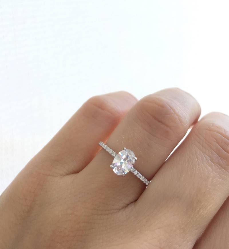 Ovaler Verlobungsring. Solitär Ring. Versprechensring. Feiner Sterling Silber Rhodiniert Ehering, Verpackt in Einer Luxus Box Ovaler Verlobungsring. Solitär Ring. Versprechensring. Feiner Sterling Silber Rhodiniert Ehering, Verpackt in Einer Luxus Box von Jadorelli
