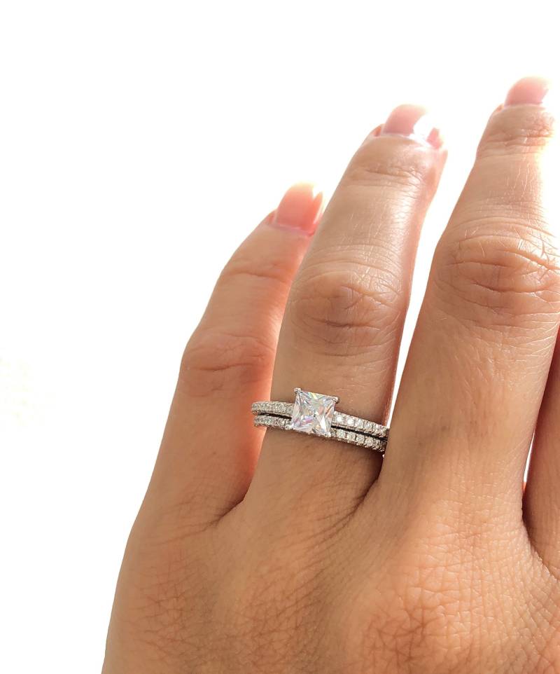 Princess Cut Ehering Set. Trauringe Aus Sterlingsilber. Zarte Brautringe. Verlobungsring Und Halbe Ewigkeit Band von Jadorelli
