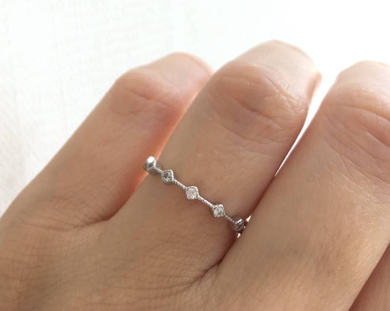 Rautenförmiger Ring Aus Sterlingsilber. Silber Rhodiniert Cz Bandring. Stapelring. Sterling Stapelbare Bands. Ring von Jadorelli