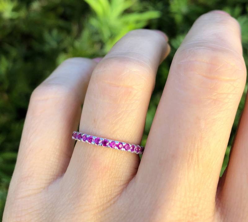 Rubin Ring. Eternity Band. Sterling Silber 2mm Stapelbarer Juli Geburtsstein Stapelring. Größen 2-12 von Jadorelli