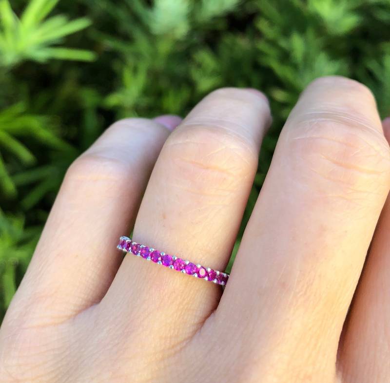 Rubin Ring. Eternity Band. Sterling Silber Stapelbarer Edelstein Juli Geburtsstein Größen 2-12 von Jadorelli