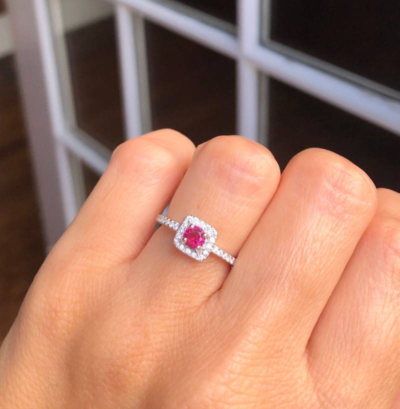Rubin Ring. Zarte Ring Aus Sterlingsilber. Runder Halo Juli Geburtsstein Stapelbarer Edelstein-Ring. Größen 4-10 von Jadorelli