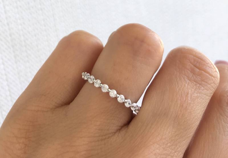 Runder Cz Eternity Bandring. Silber Rhodium Plated Ring. Band. Stapelbarer Band Ringe von Jadorelli