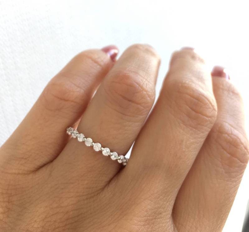 Runder Cz Eternity Bandring. Silber Rhodium Plated Ring. Band. Stapelbarer Band Ringe von Jadorelli