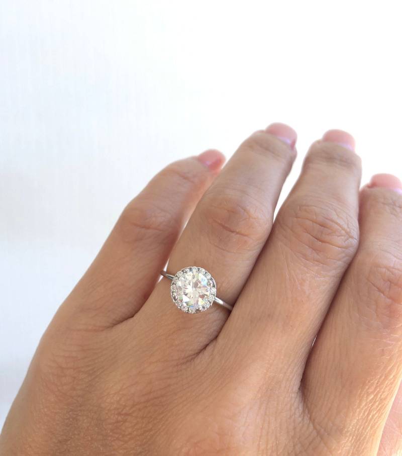 Rundschliff Verlobungsring. Heiligenschein Ring. Hochwertiger Ehering. Versprechensring. Sterling Silber Solitär Luxus Halo Silberring von Jadorelli