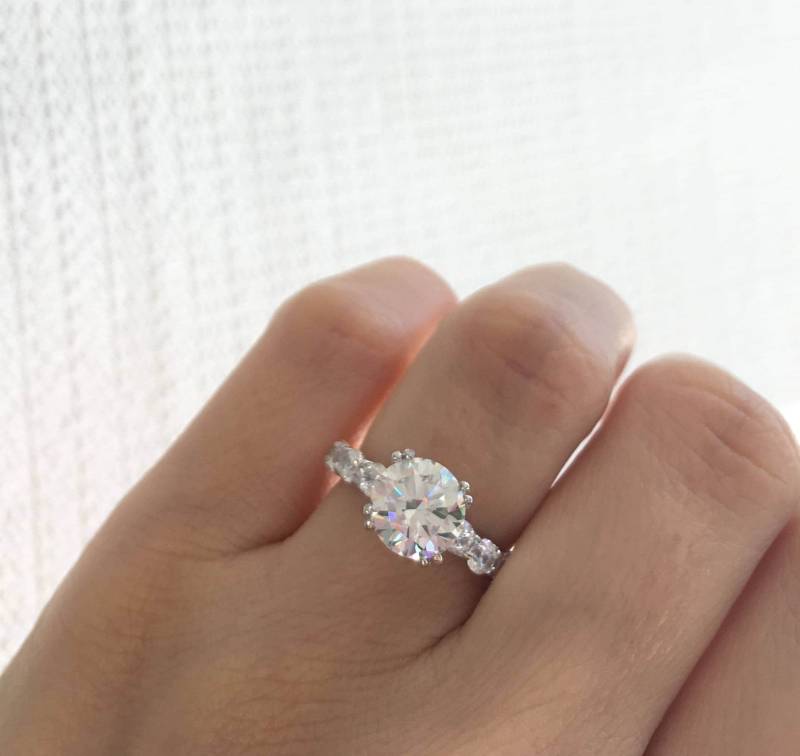 Rundschliff Verlobungsring. Runder Solitaire Ring. Versprechen Feine Qualität Sterling Silber Ehering , Verpackt in Einem Luxus-Geschenkbox von Jadorelli