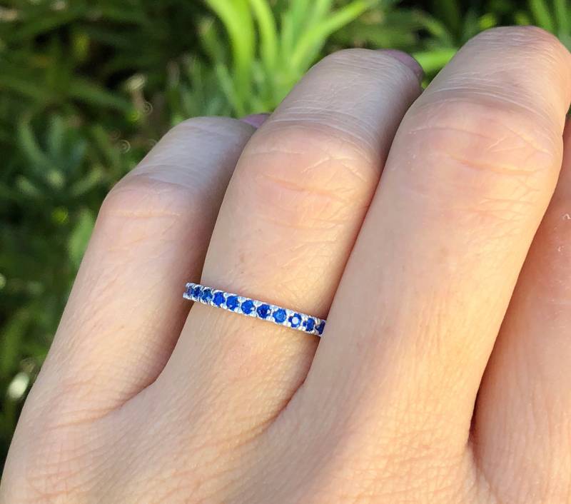 Saphir Ring. Sterling Silber Blau Eternity Band 2mm Stapelbarer September Geburtsstein Größen 2-12 von Jadorelli