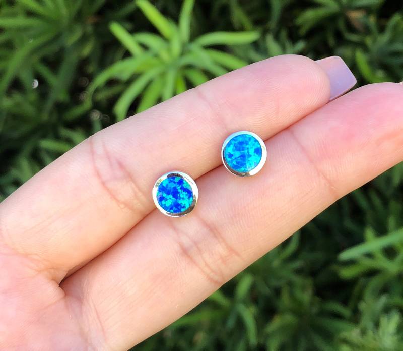 Scheiben Ohrstecker. 8mm Blaue Opal Disc Ohrringe. Kreis Sterling Silber Schmuck von Jadorelli