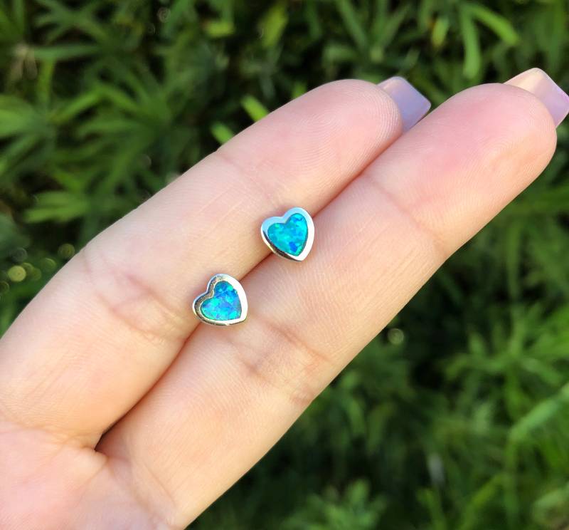 Schöne Blaue Opal Herz Ohrringe. Sterling Silber Schmuck. Mini Ohrstecker. Blauer von Jadorelli