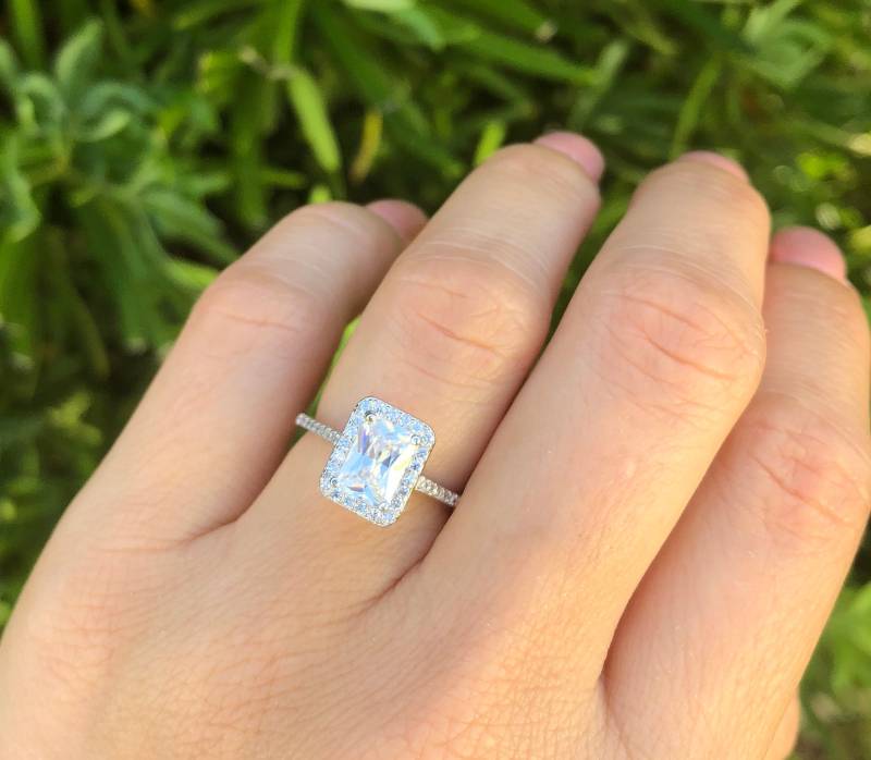 Schönen Strahlenden Schnitt Verlobungsring. Halo-Hochzeit-Ring. Hochwertige Ehering. Strahlende Braut Ring. Silberne Hochzeit Größe 5-10 von Jadorelli